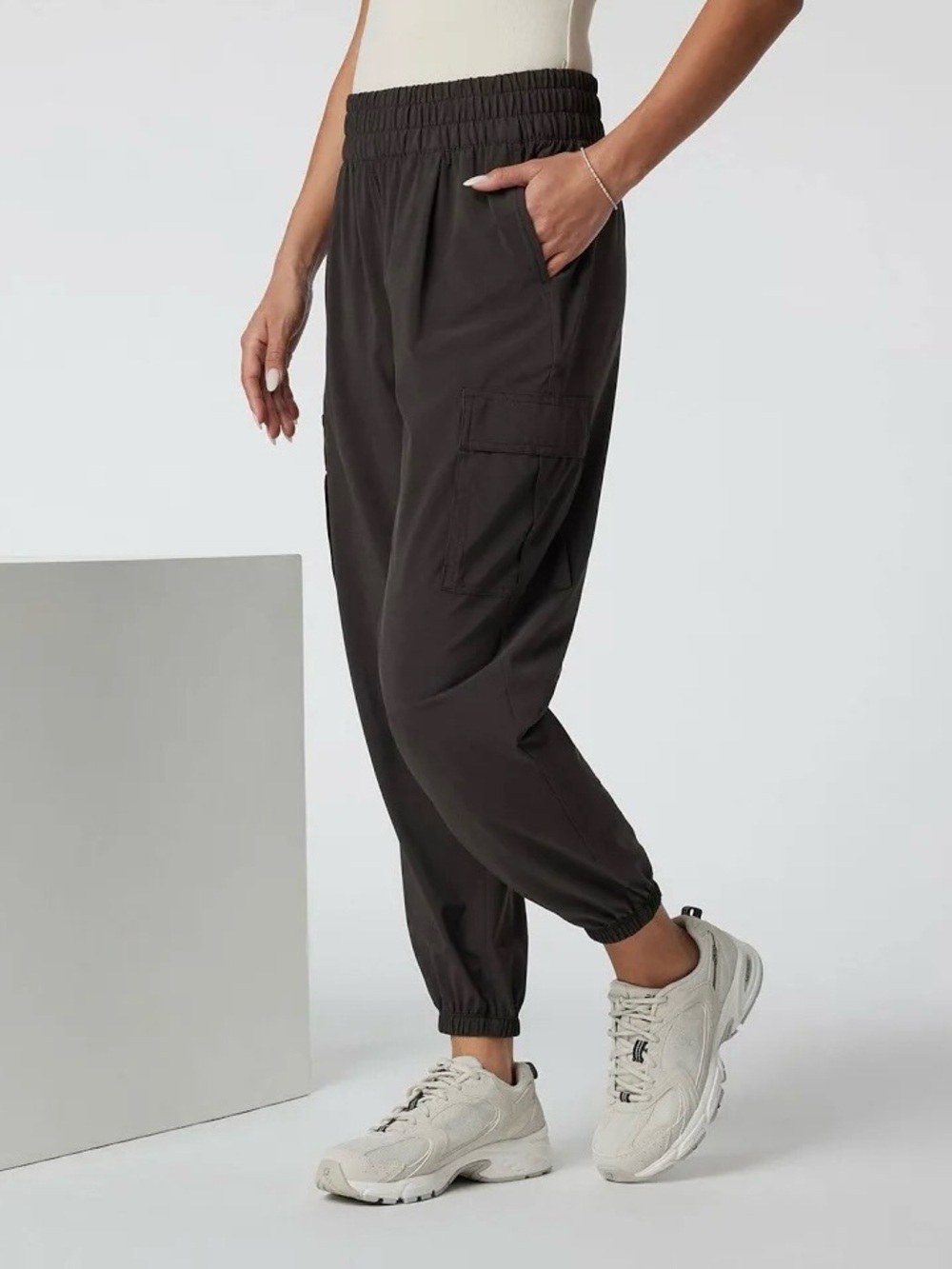 Vuori Villa Cargo Jogger Pants Size XL Dark Java Brown Athleisure